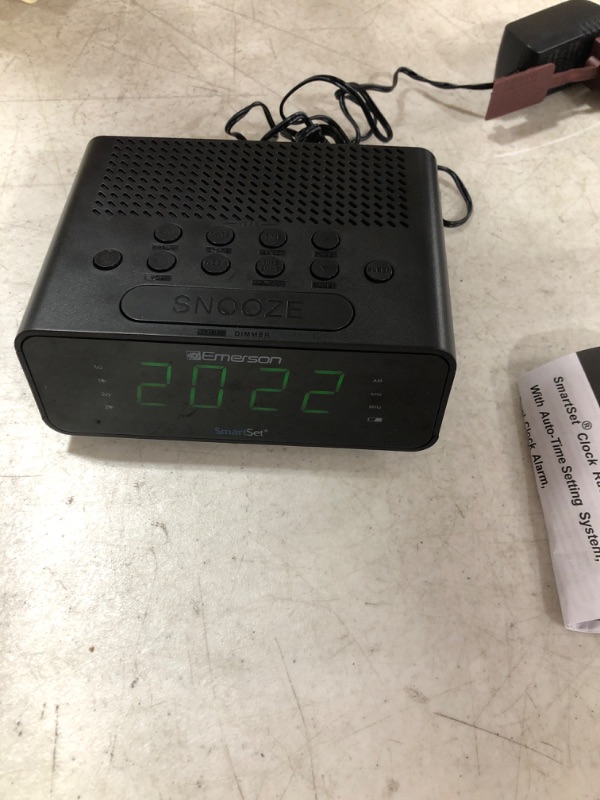 Photo 2 of Emerson Radio Corp. Smart Set Alarm Clock with AM/FM Radio Dimmer Sleep Timer and 0.9 LED Display CKS1900