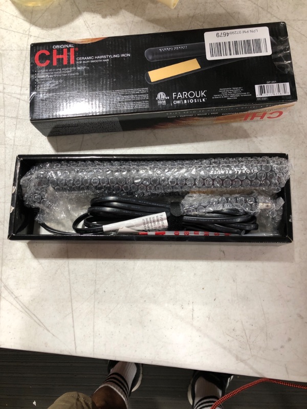 Photo 2 of CHI Original Ceramic Hair Straightening Flat Iron