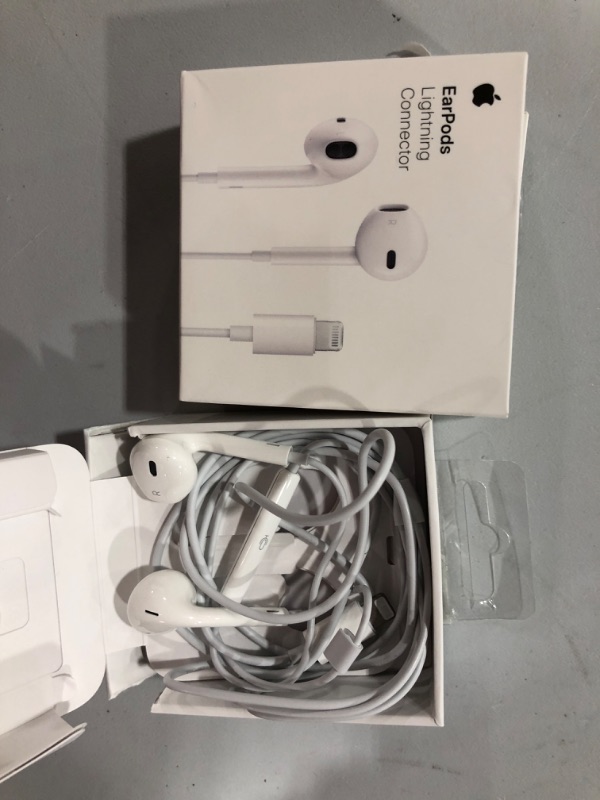Photo 2 of Apple Wired EarPods with Lightning Connector