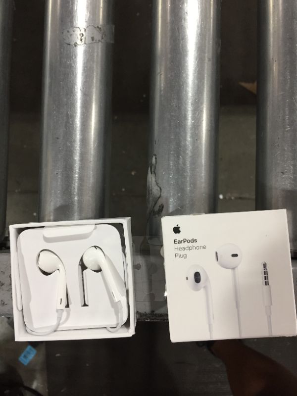 Photo 2 of Apple EarPods with 3.5mm Headphone Plug - White
