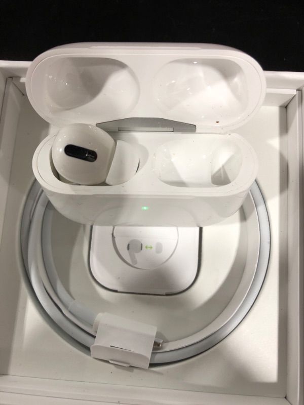 Photo 2 of Apple AirPods Pro
