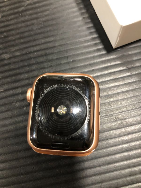 Photo 1 of Apple MKQ03LL-a 40 Mm SE Gold Aluminum Case Apple Watch with Starlight Sport Band
