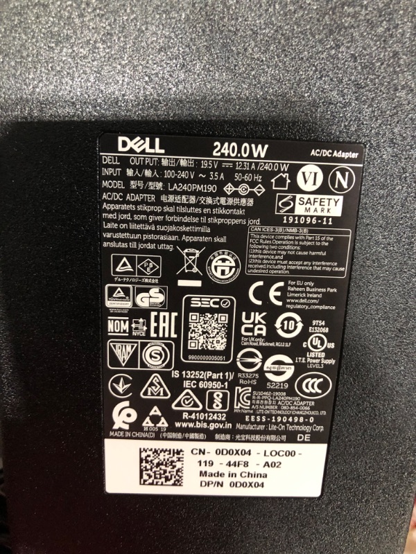 Photo 4 of (SCREEN DOES NOT POWER ON) Dell Alienware Area 51M Laptop, 17.3" FHD (1920 x 1080), 9th Gen Intel Core i7-9700K, 16GB RAM, 256GB SSD + 1TB SSHD, NVIDIA GeForce RTX 2070, Windows 10 Home
