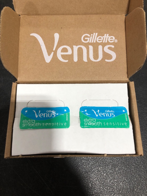 Photo 3 of Gillette Venus Womens Razor Blade Refills,Venus Extra Smooth 4 Count and Venus Deluxe Smooth Sensitive 2 Count, 6 Total Refills
