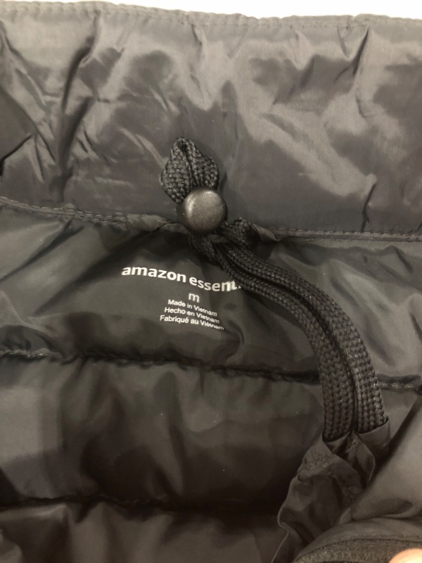 Photo 4 of Amazon Essentials Women's Lightweight Water-Resistant Packable Puffer Vest
SIZE MEDIUM.