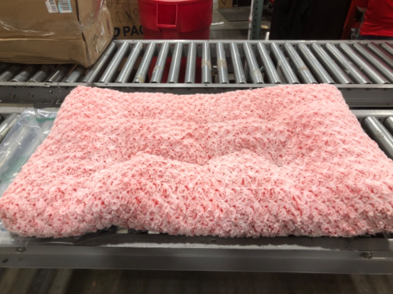 Photo 4 of Washable Dog Bed Deluxe Plush Dog Crate Beds Fulffy Comfy Kennel Pad Anti-Slip Pet Sleeping Mat for Large, Jumbo, Medium, Small Dogs Breeds, 35" x 23", Pink
PRIOR USE. 