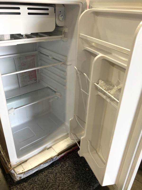 Photo 3 of FRIGIDAIRE EFR372-WHITE 3.2 Cu Ft White Retro Compact Rounded Corner Premium Mini Fridge
