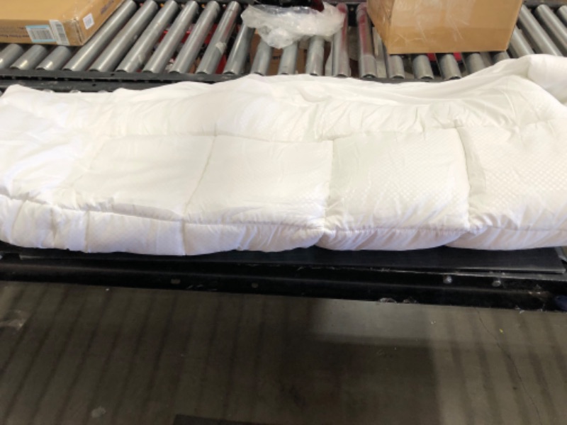 Photo 1 of Amazon Brand – Pinzon Twin Mattress Pads Protector Waterproof Breathable Diamond Pattern Quilted Fitted Mattress Cover with Deep Pocket White-39" X 75"
