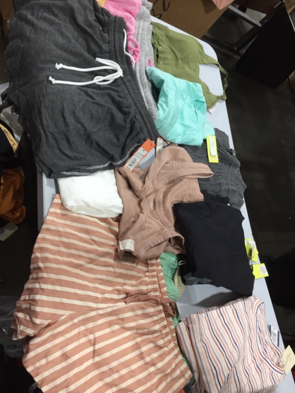 Photo 2 of BUNDLE OF CLOTHES SIZE M