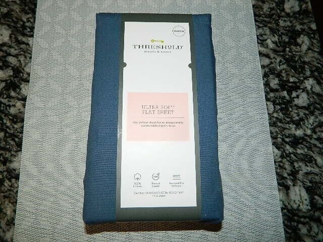 Photo 1 of "THRESHOLD" Queen Sz ULTRA SOFT 300 Thread Count FLAT Sheet Beautiful Blue
