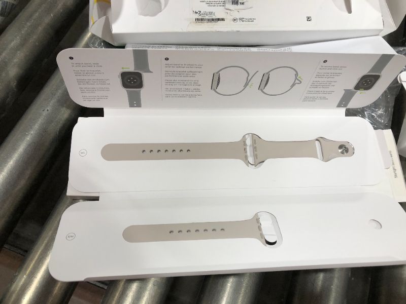 Photo 4 of Apple Watch SE (1st Generation GPS) 40mm Gold Aluminum Case with Starlight Sport Band - Gold
