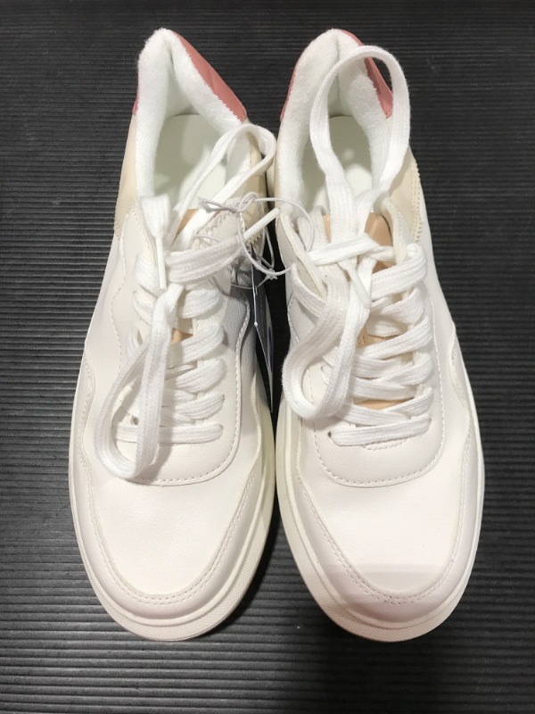 Photo 2 of [Size 7] Women's Flora Sneakers - Universal Thread™
