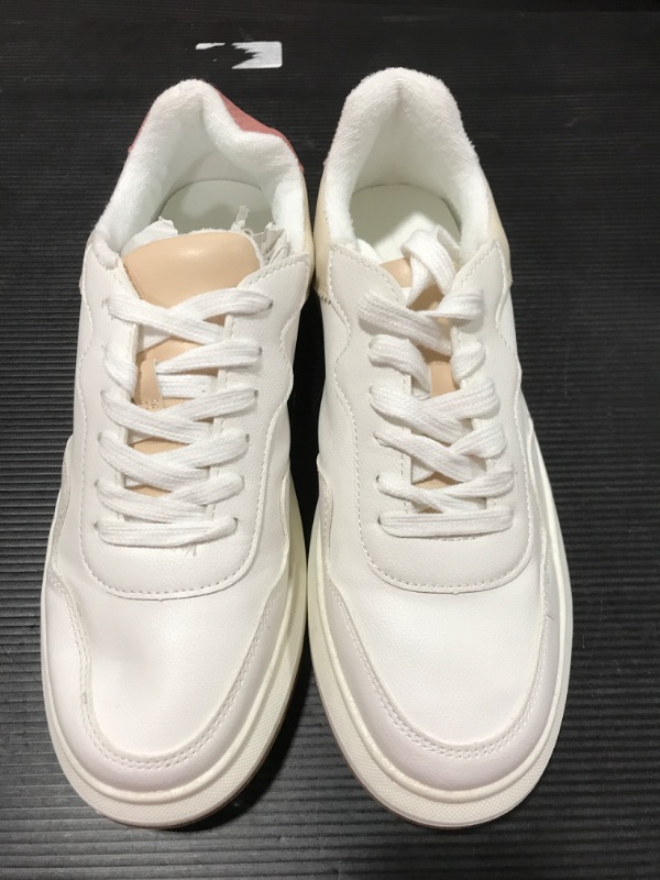 Photo 2 of [Size 8.5] Women's Flora Sneakers - Universal Thread™
