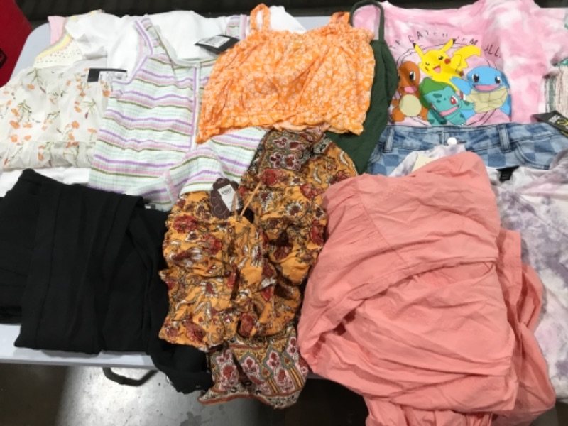 Photo 3 of BAG LOT OF WOMENS CLOTHING *SIZES VARY, SOLD AS IS*