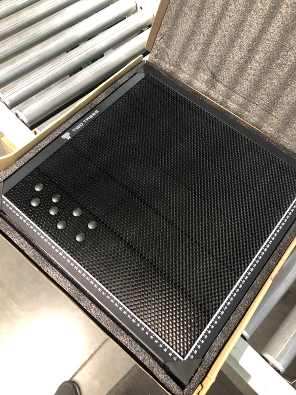 Photo 2 of 500 * 500mm Honeycomb Laser Bed for CO2 or Laser Engraver Cutting Machine with Aluminum Plate Without engraving materials 500*500mm