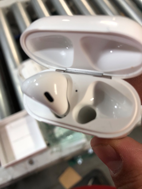 Photo 4 of **read notest** AirPods with Charging Case