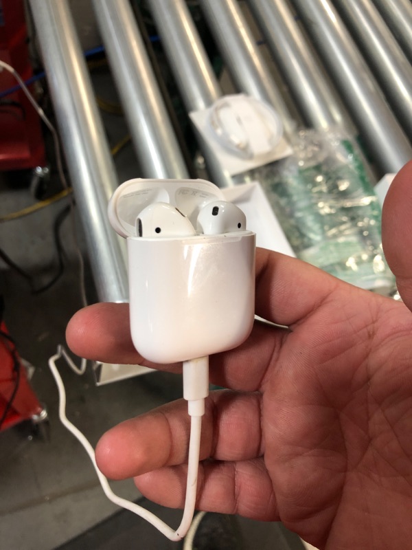 Photo 5 of **read notest** AirPods with Charging Case