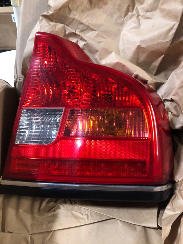 Photo 1 of 2004-2006 Volvo S80 GENUINE OEM RIGHT TAIL LAMP PASSENGER SIDE TAIL LIGHT