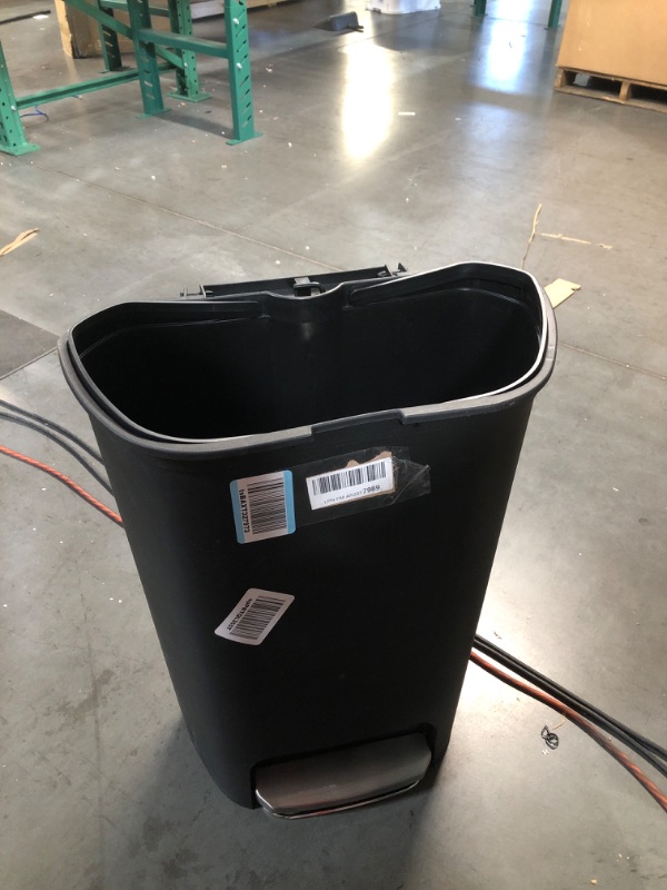 Photo 2 of -USED- Sterilite trash Can, , Black