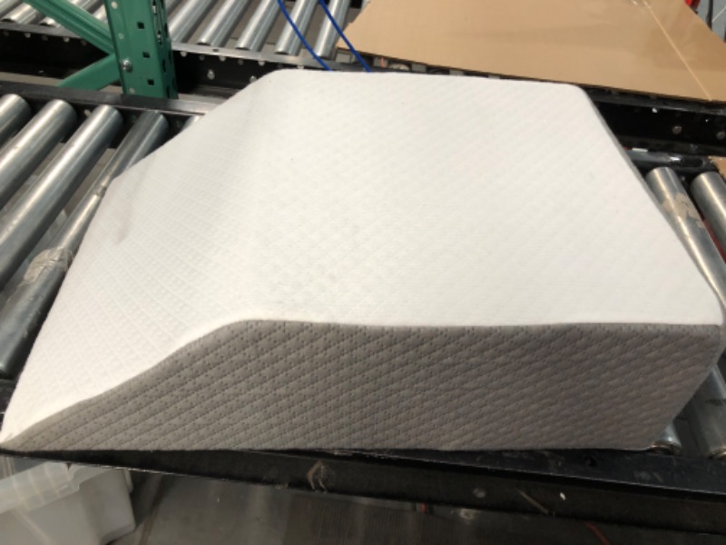Photo 1 of *Used/Dirty* K?lbs Flat Top Bed Wedge Pillow for Legs