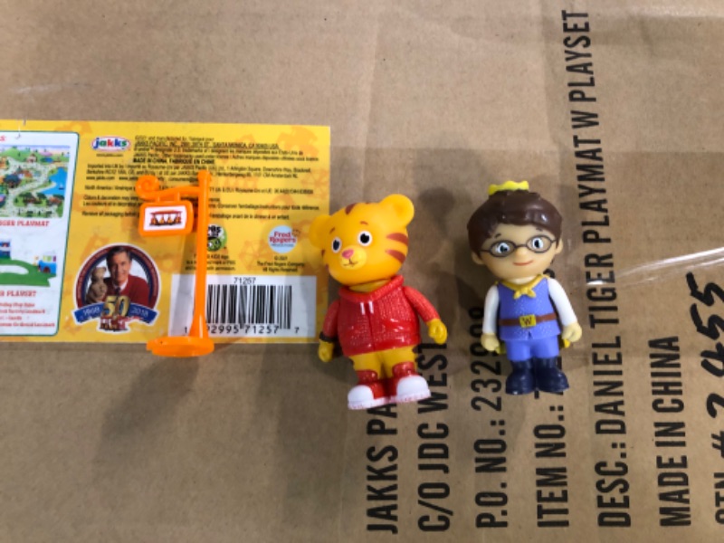 Photo 2 of Daniel Tiger's Neighborhood Playmat Playset [Amazon Exclusive]