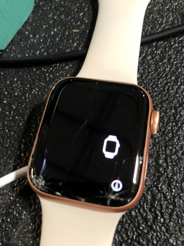 Photo 4 of Apple Watch SE GPS - 40mm Gold Aluminum Case with Starlight Sport Band *read description*
