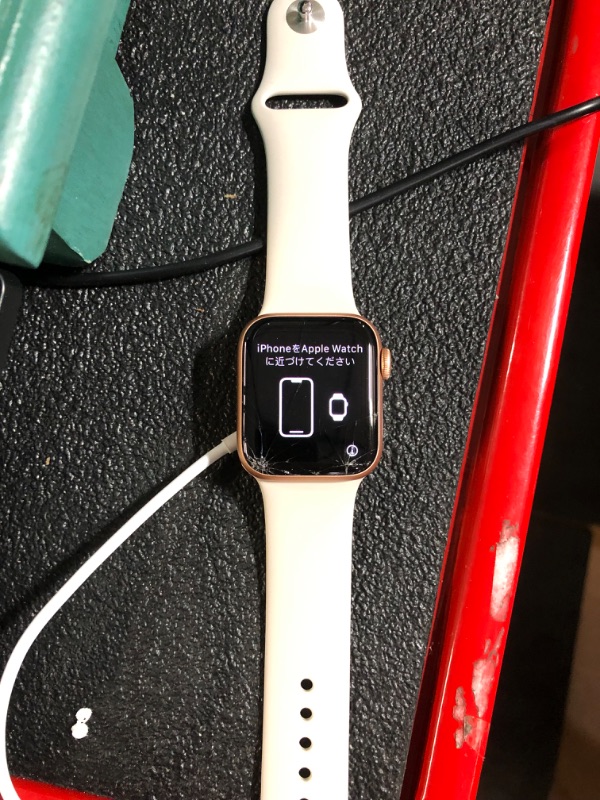 Photo 10 of Apple Watch SE GPS - 40mm Gold Aluminum Case with Starlight Sport Band *read description*