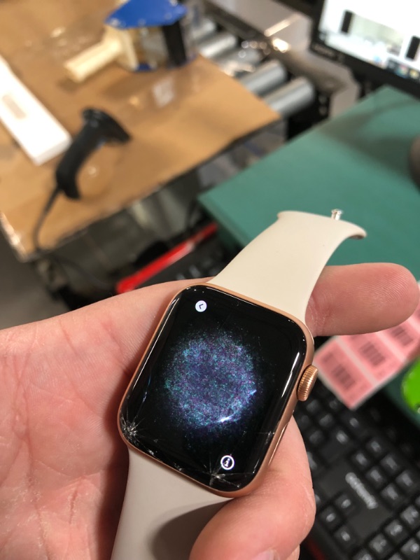 Photo 7 of Apple Watch SE GPS - 40mm Gold Aluminum Case with Starlight Sport Band *read description*