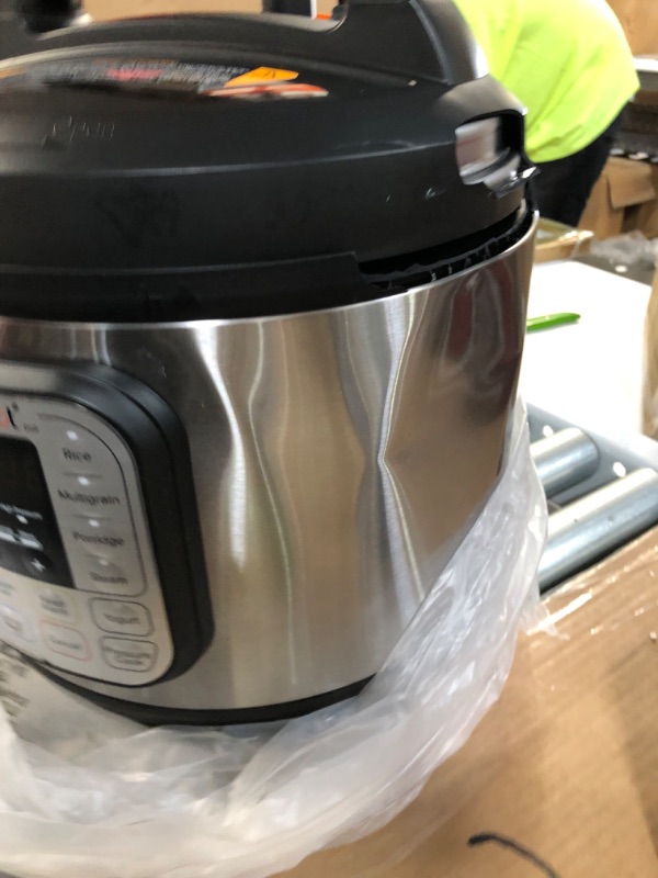 Photo 2 of *SE NOTES* Instant Pot Duo 7-in-1 Electric Pressure Cooker
