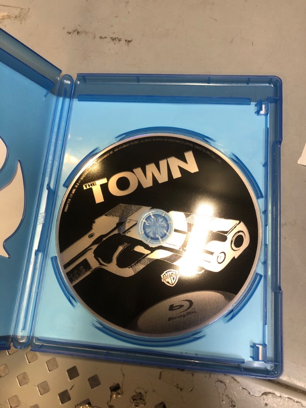 Photo 3 of The Town Blu-ray
