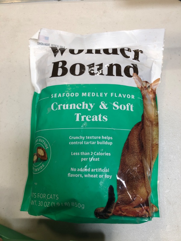 Photo 2 of Wonder Bound Crunchy and Soft Cat Treats (Chicken, Seafood, Salmon), 30 oz, EXP 01/31/2023