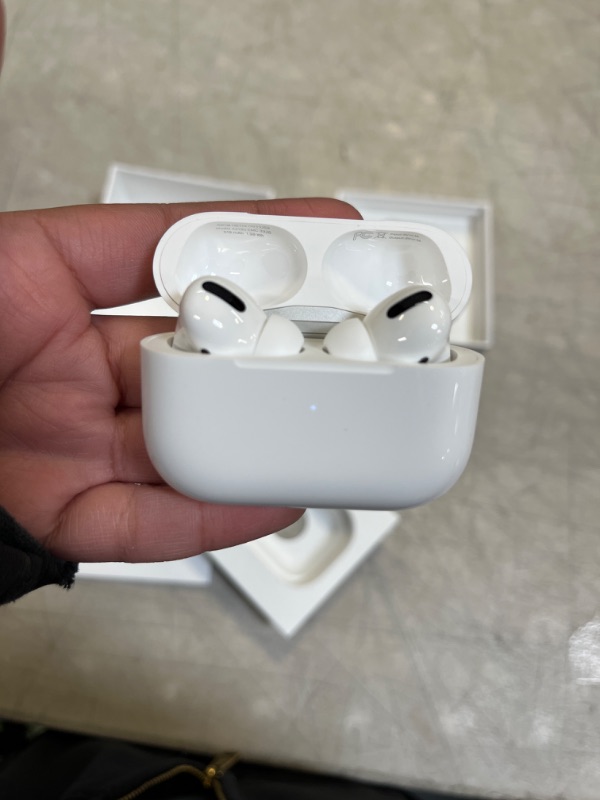 Photo 4 of Apple AirPods Pro (1st Generation)
