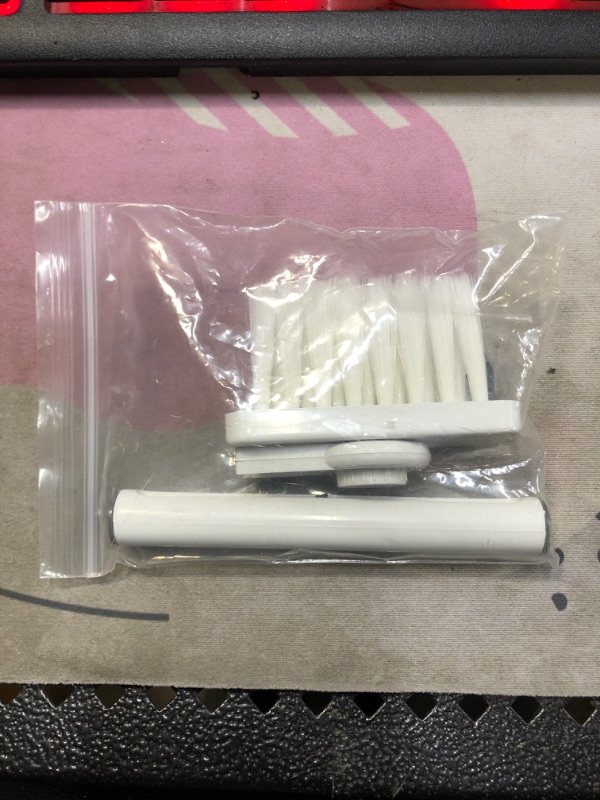 Photo 1 of keyboard brush (white)