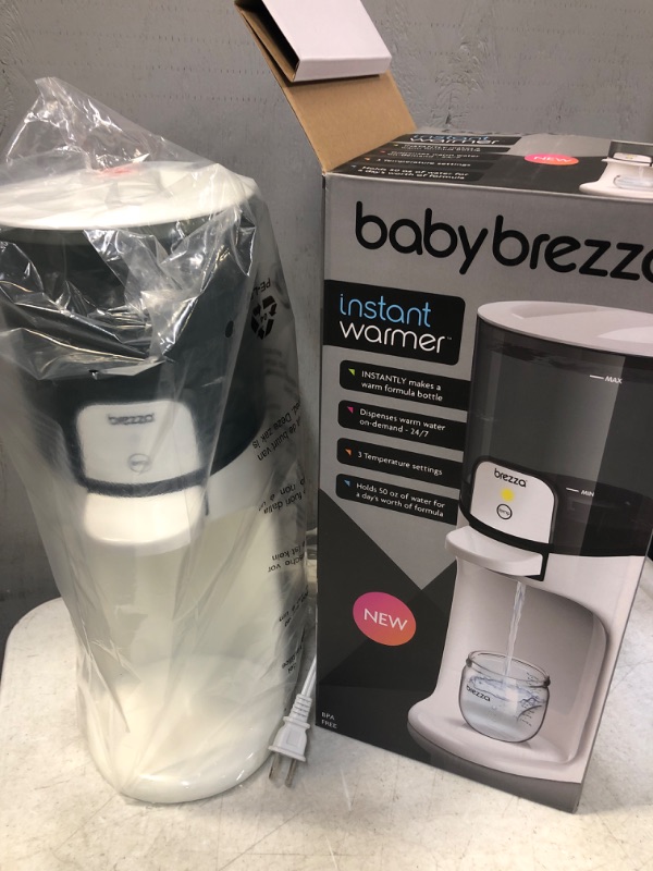 Photo 1 of Baby Brezza Instant Warmer  Box is damage 