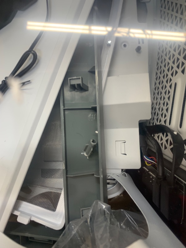 Photo 4 of Corsair 4000D Tempered Glass Mid-Tower ATX Case - White, Box Packaging Damaged, Moderate Use, Pieces are Broken and Missing. Selling for Parts
