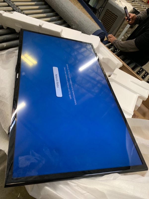 Photo 3 of SAMSUNG 40-inch Class LED Smart FHD TV 1080P (UN40N5200AFXZA, 2019 Model), Box Packaging Damaged, Minor Use, Minor Scratches and Scuffs on Plastic, Missing Legs
