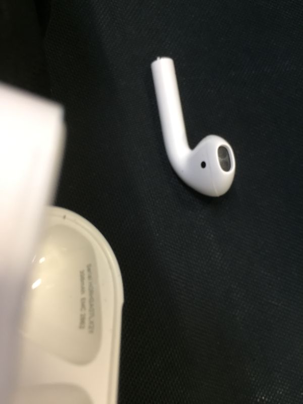 Photo 5 of Apple AirPods (2nd generation)