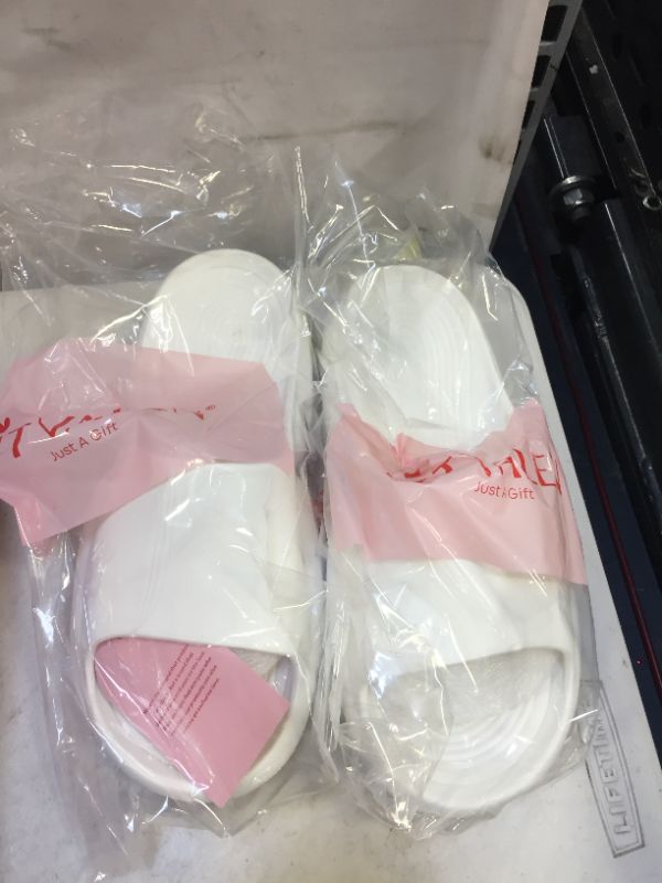 Photo 1 of Cloud Slides, Pillow Slides for Women Anti-Slip Soft Cushion Thick Sole Open Toe Platform Slides for Outdoor Indoor
US SIZE 8-9