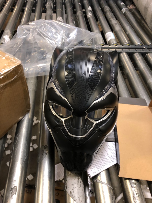 Photo 2 of Black Panther Marvel Legends Prop Replica Helmet **LENSES DON"T CLOSE PROPERLY** 
