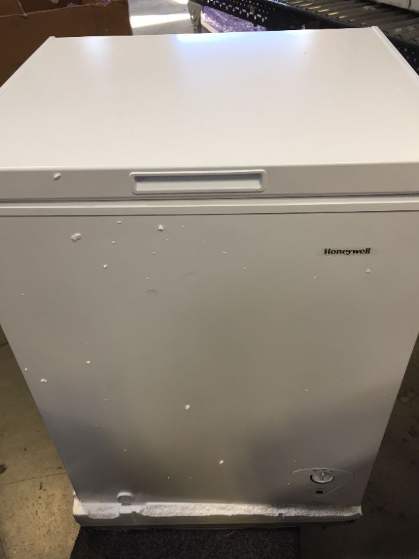 Photo 6 of Honeywell 5 Cubic Feet Chest Freezer with Removable Storage Basket, Adjustable Temperature Control, Energy Saving, for Garage, Office, Dorm, or Apartment, white
NEW BUT HAS A FEW DIRTY SPOTS ON OUTSIDE HAS A DENT ON BOTTOM CORNER 