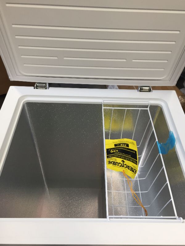 Photo 2 of Honeywell 5 Cubic Feet Chest Freezer with Removable Storage Basket, Adjustable Temperature Control, Energy Saving, for Garage, Office, Dorm, or Apartment, white
NEW BUT HAS A FEW DIRTY SPOTS ON OUTSIDE HAS A DENT ON BOTTOM CORNER 