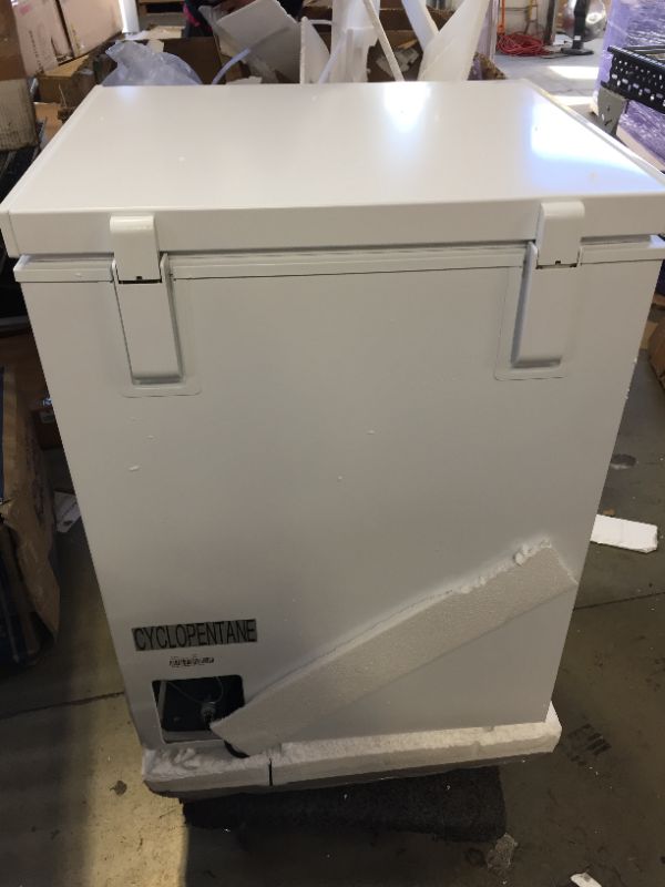 Photo 3 of Honeywell 5 Cubic Feet Chest Freezer with Removable Storage Basket, Adjustable Temperature Control, Energy Saving, for Garage, Office, Dorm, or Apartment, white
NEW BUT HAS A FEW DIRTY SPOTS ON OUTSIDE HAS A DENT ON BOTTOM CORNER 