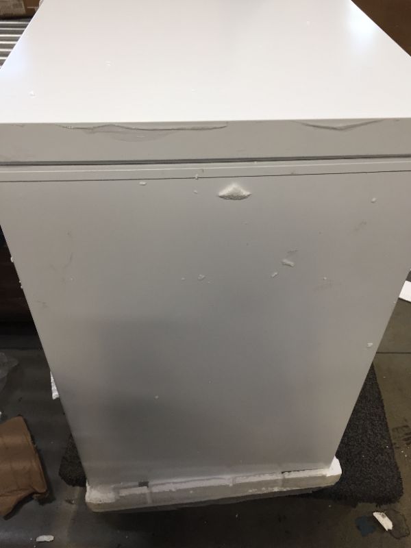 Photo 5 of Honeywell 5 Cubic Feet Chest Freezer with Removable Storage Basket, Adjustable Temperature Control, Energy Saving, for Garage, Office, Dorm, or Apartment, white
NEW BUT HAS A FEW DIRTY SPOTS ON OUTSIDE HAS A DENT ON BOTTOM CORNER 