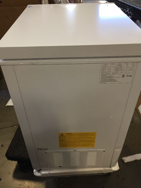 Photo 4 of Honeywell 5 Cubic Feet Chest Freezer with Removable Storage Basket, Adjustable Temperature Control, Energy Saving, for Garage, Office, Dorm, or Apartment, white
NEW BUT HAS A FEW DIRTY SPOTS ON OUTSIDE HAS A DENT ON BOTTOM CORNER 