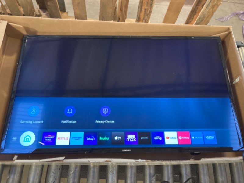 Photo 2 of SAMSUNG 40-inch Class LED Smart FHD TV 1080P (UN40N5200AFXZA, 2019 Model)
