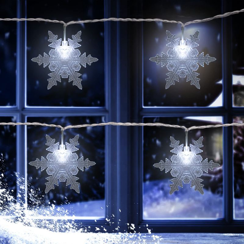 Photo 1 of Snowflake Christmas Lights Indoor Outdoor 20ft 40 Snowflakes Fairy Lights 40pcs LED Waterproof 8 Modes Battery Operation Lights for Christmas Decorations, Xmas Tree, Wedding, Yard, Garden - Cool White
