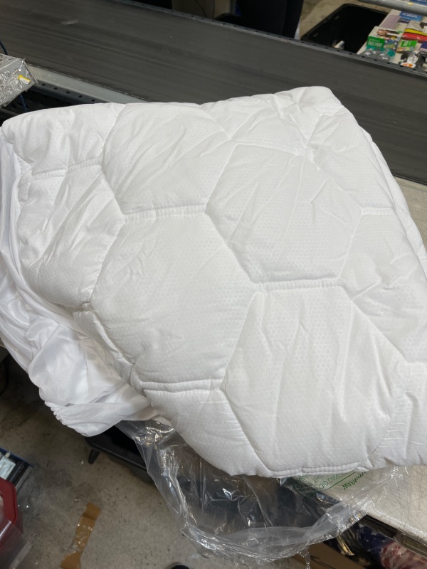 Photo 1 of Bedsure Twin XL Mattress Pad Deep Pocket Pillow Top Mattress Topper Quilted Fitted Mattress Cover Extra Long Stretches up to 21 Inches Deep, White,Machine Washable Mattress Protector Twin XL White