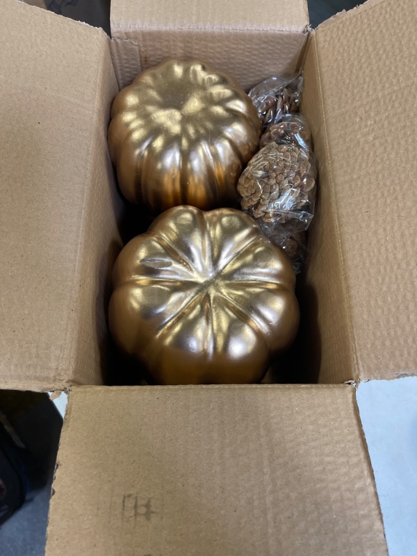 Photo 3 of 7 pcs Assorted Sizes Gold Artificial Pumpkins Faux Foam Autumn Pumpkins with 24 pcs Acorns and 4 pcs Pinecones for Halloween Thanksgiving Table Fall Harvest Home Decorations
Color:Gold
