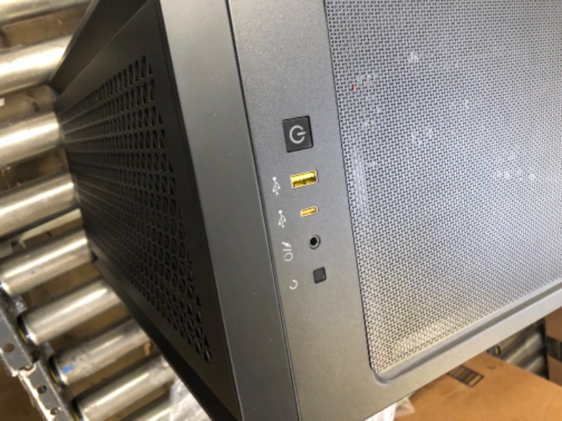 Photo 3 of CORSAIR 4000D AIRFLOW TMP GLSS---------minor damage to the front of the case the clips broke due to shipping 
