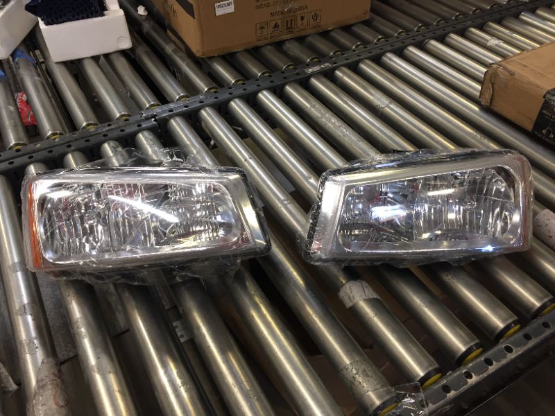 Photo 2 of AUTOSAVER88 Headlight Assembly Compatible with 03 04 05 06 Chevy Silverado Avalanche 